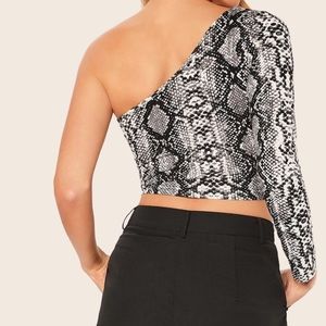 One shoulder crop top